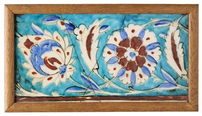 Lot 27 - AN IZNIK BORDER TILE, OTTOMAN SYRIA, LATE 16TH CENTURY