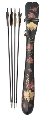 Lot 27 - A JAPANESE LACQUERED QUIVER (UTSUBO) AND FIVE ARROWS, EDO PERIOD, 19TH CENTURY