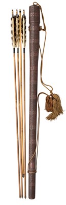 Lot 29 - A JAPANESE QUIVER (YADZUTSU) AND FOUR ARROWS, EDO PERIOD, LATE 19TH/EARLY 20TH CENTURY