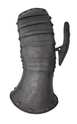 Lot 223 - â’¶ A GERMAN LEFT MITTEN GAUNTLET, LATE 16TH CENTURY