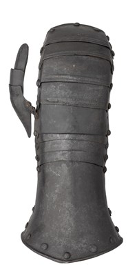 Lot 224 - â’¶ A GERMAN RIGHT MITTEN GAUNTLET, LATE 16TH CENTURY