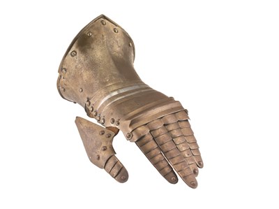 Lot 163 - A GERMAN FINGERED GAUNTLET FOR THE LEFT HAND