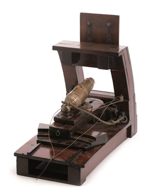 Lot 264 - A FINELY CONSTRUCTED MODEL CARRONADE MOUNTED IN A HULL-SECTION