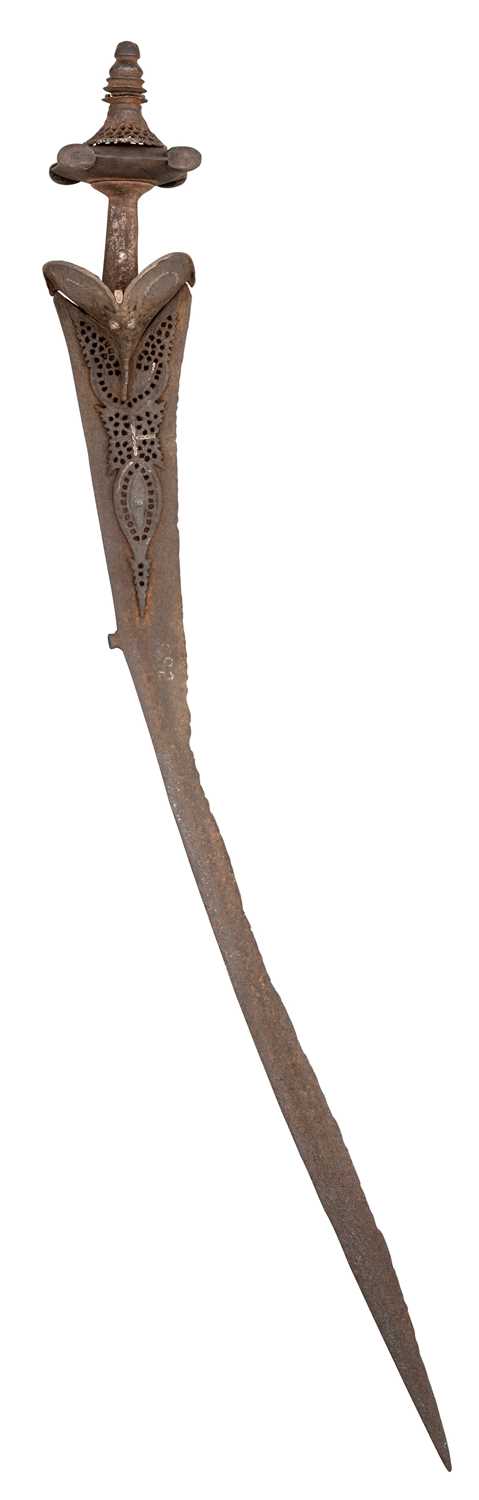 Lot 325 - A RARE SOUTH INDIAN MEDIEVAL SWORD (KOPIS), PROBABLY 15TH CENTURY