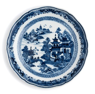 Lot 37 - A CHINESE BLUE AND WHITE DISH, QING DYNASTY, 18TH CENTURY