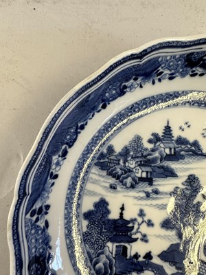 Lot 49 - A CHINESE BLUE AND WHITE DISH, QING DYNASTY, CIRCA 1800