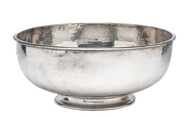Lot 174 - AN ARTS AND CRAFTS GEORGE V SILVER ROSE BOWL