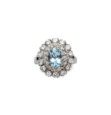 Lot 298 - AQUAMARINE AND DIAMOND RING