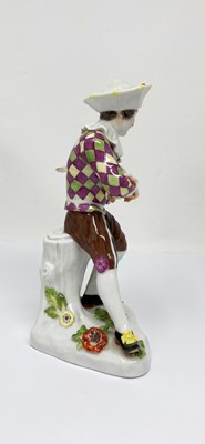 Lot 10 - A MEISSEN FIGURE OF HARLEQUIN PLAYING A PUG, 20TH CENTURY