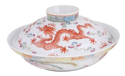 Lot 10 - A CHINESE FAMILLE ROSE BOWL AND COVER