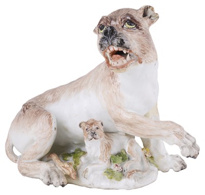 Lot 289 - A MEISSEN GROUP OF A LIONESS AND CUB
