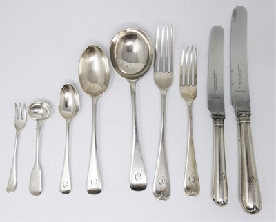 Lot 411 - A SET OF GEORGE V TABLE SILVER