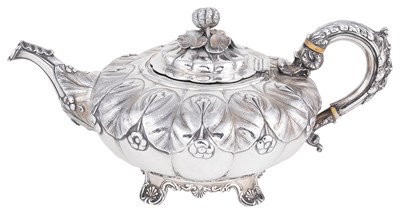 Lot 460 - ËœAN IRISH GEORGE IV SILVER TEAPOT