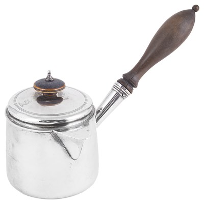 Lot 466 - A GEORGE III SILVER BRANDY SAUCEPAN AND COVER