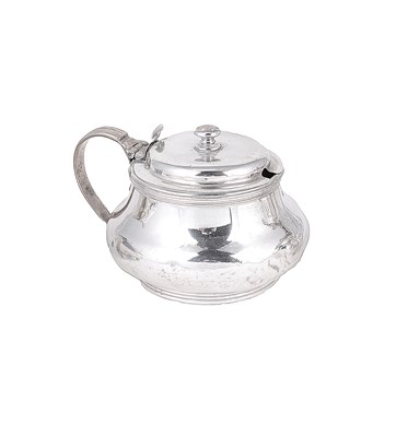 Lot 469 - A GEORGE III SILVER MUSTARD POT