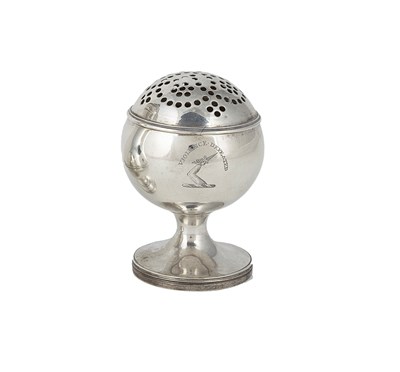 Lot 479 - A GEORGE III SILVER PEPPERETTE