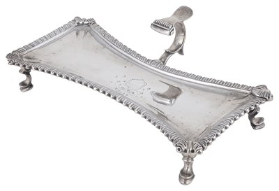 Lot 493 - A GEORGE III SILVER SNUFFER TRAY