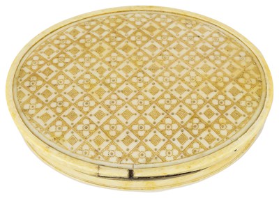 Lot 551 - ËœAN IVORY AND GOLD PIQUE-WORK SNUFF BOX