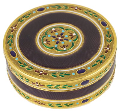 Lot 552 - A FRENCH ENAMELLED GOLD SNUFF BOX AND COVER