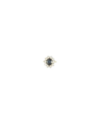 Lot 592 - SAPPHIRE AND DIAMOND RING