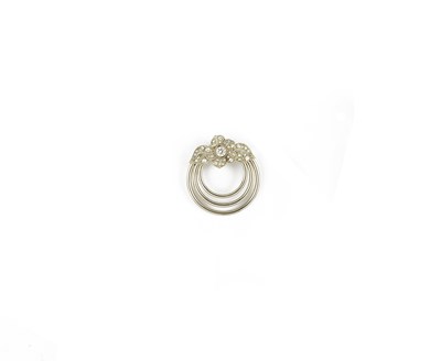 Lot 611 - DIAMOND ANNULAR BROOCH