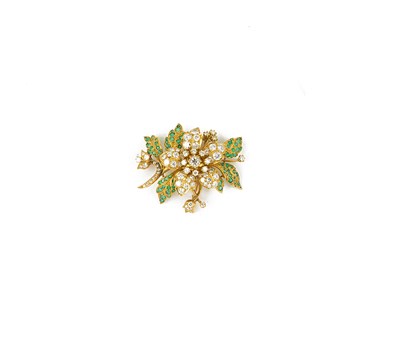 Lot 622 - GOLD, DIAMOND AND EMERALD CLIP BROOCH