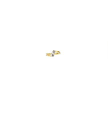 Lot 629 - DIAMOND CROSS OVER RING
