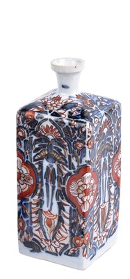Lot 100 - A SMALL JAPANESE IMARI PORCELAIN FLASK