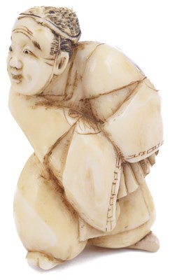 Lot 147 - ~IVORY NETSUKE OF AN ACTOR WITH A FAN