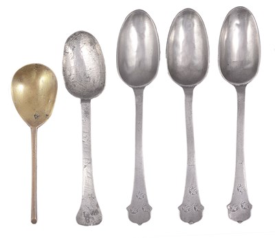 Lot 440 - A PEWTER SPOON RACK AND FIVE SPOONS