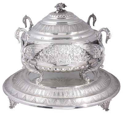 Lot 473 - A LARGE SPANISH TUREEN AND COVER ON MIRROR PLATEAU