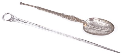 Lot 484 - A GEORGE III SILVER MEAT SKEWER