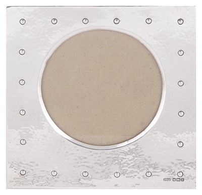 Lot 525 - AN EDWARDIAN SILVER-MOUNTED PHOTOGRAPH FRAME