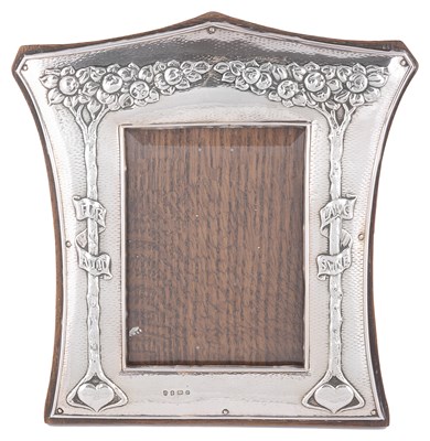 Lot 532 - AN EDWARDIAN SILVER-MOUNTED PHOTOGRAPH FRAME