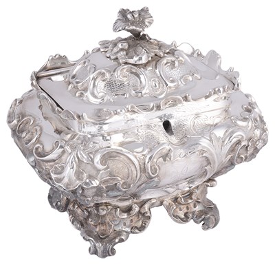 Lot 543 - A VICTORIAN SILVER TEA CADDY