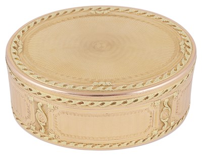 Lot 591 - A FRENCH TWO-COLOUR GOLD SNUFF BOX