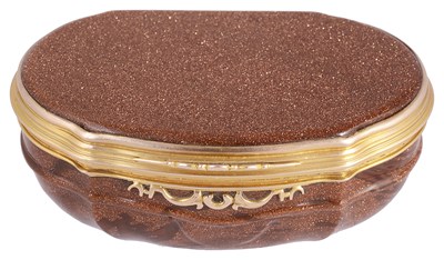 Lot 592 - A GOLD-MOUNTED AVENTURINE GLASS SNUFF BOX