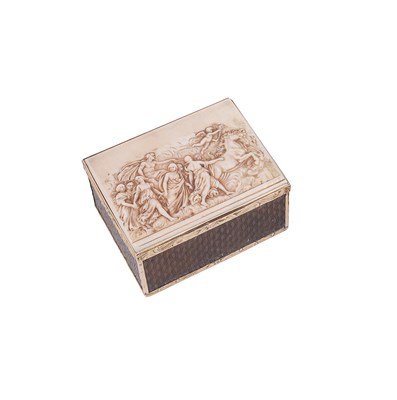 Lot 596 - ~A GOLD-MOUNTED AGATE BOX