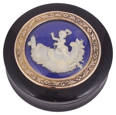 Lot 598 - ~A FRENCH TORTOISESHELL BONBONNIERE AND COVER