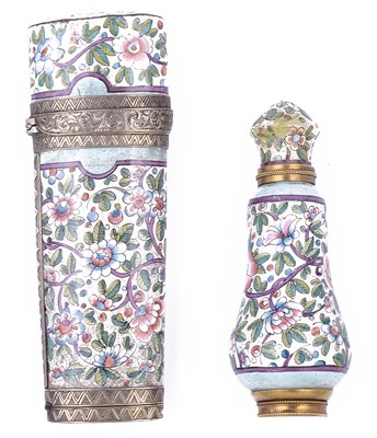 Lot 607 - A GOLD-MOUNTED ENAMEL SCENT FLASK / VINIAGRETTE