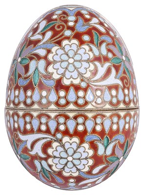 Lot 617 - A RUSSIAN STYLE CLOISONNE ENAMEL AND SILVER-GILT EGG
