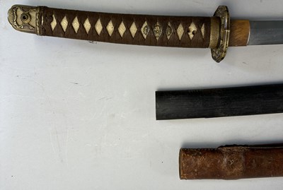 Lot 301 - A JAPANESE SHIN-GUNTO, SHOWA PERIOD (1926-1945), BLADE 1600-1700, SIGNED TAKADA JU FUJIWARA MUNEKAGE