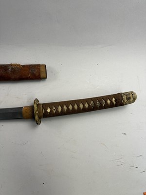Lot 301 - A JAPANESE SHIN-GUNTO, SHOWA PERIOD (1926-1945), BLADE 1600-1700, SIGNED TAKADA JU FUJIWARA MUNEKAGE