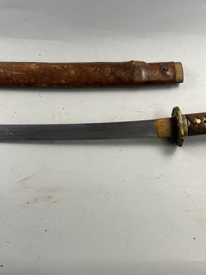 Lot 301 - A JAPANESE SHIN-GUNTO, SHOWA PERIOD (1926-1945), BLADE 1600-1700, SIGNED TAKADA JU FUJIWARA MUNEKAGE