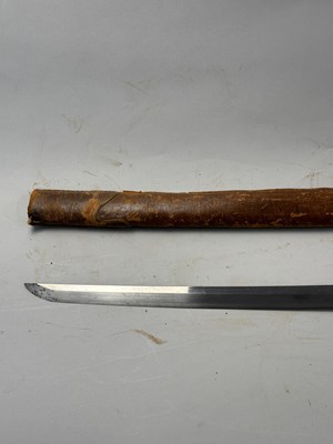 Lot 301 - A JAPANESE SHIN-GUNTO, SHOWA PERIOD (1926-1945), BLADE 1600-1700, SIGNED TAKADA JU FUJIWARA MUNEKAGE