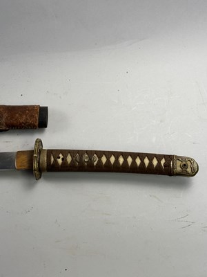 Lot 301 - A JAPANESE SHIN-GUNTO, SHOWA PERIOD (1926-1945), BLADE 1600-1700, SIGNED TAKADA JU FUJIWARA MUNEKAGE