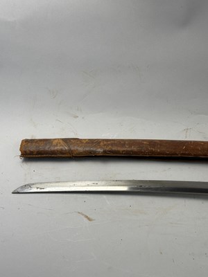Lot 301 - A JAPANESE SHIN-GUNTO, SHOWA PERIOD (1926-1945), BLADE 1600-1700, SIGNED TAKADA JU FUJIWARA MUNEKAGE