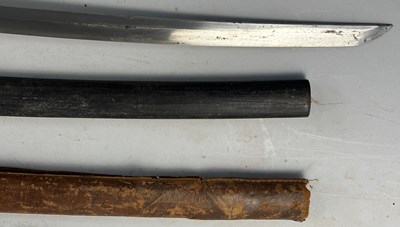 Lot 301 - A JAPANESE SHIN-GUNTO, SHOWA PERIOD (1926-1945), BLADE 1600-1700, SIGNED TAKADA JU FUJIWARA MUNEKAGE