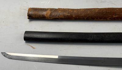 Lot 301 - A JAPANESE SHIN-GUNTO, SHOWA PERIOD (1926-1945), BLADE 1600-1700, SIGNED TAKADA JU FUJIWARA MUNEKAGE