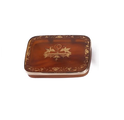 Lot 647 - ~A GOLD-MOUNTED BLOND TORTOISESHELL SNUFF BOX